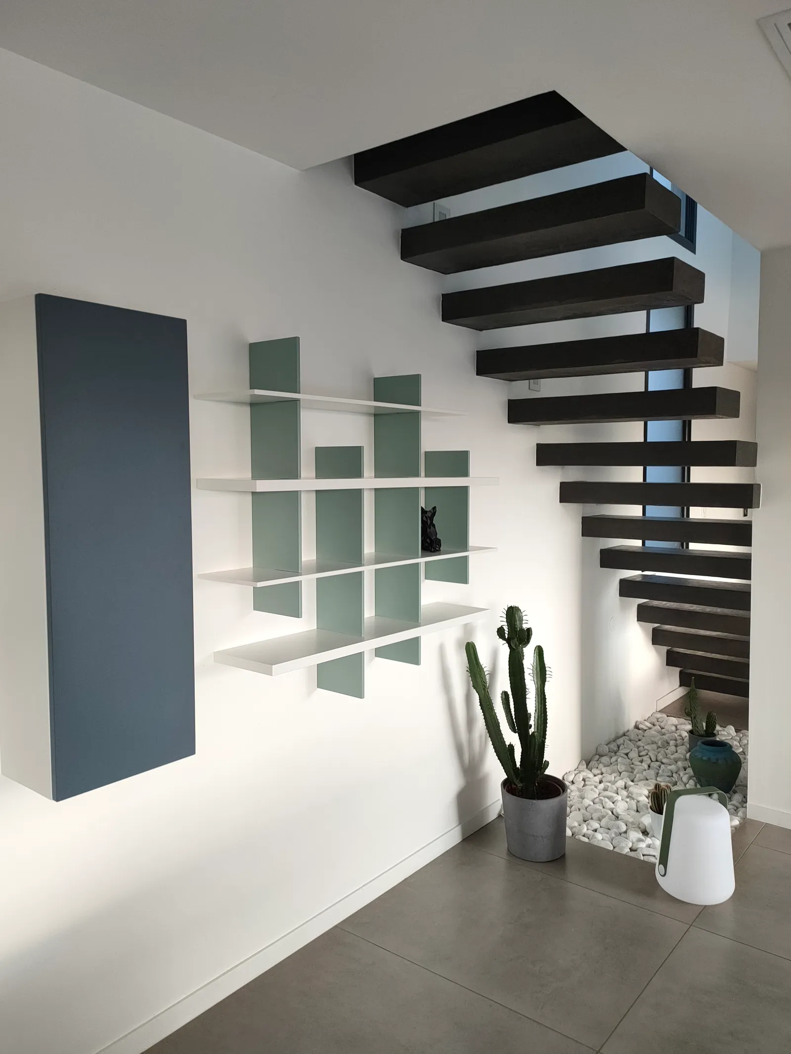 Aménagement intérieur avec escalier suspendu et étagères design