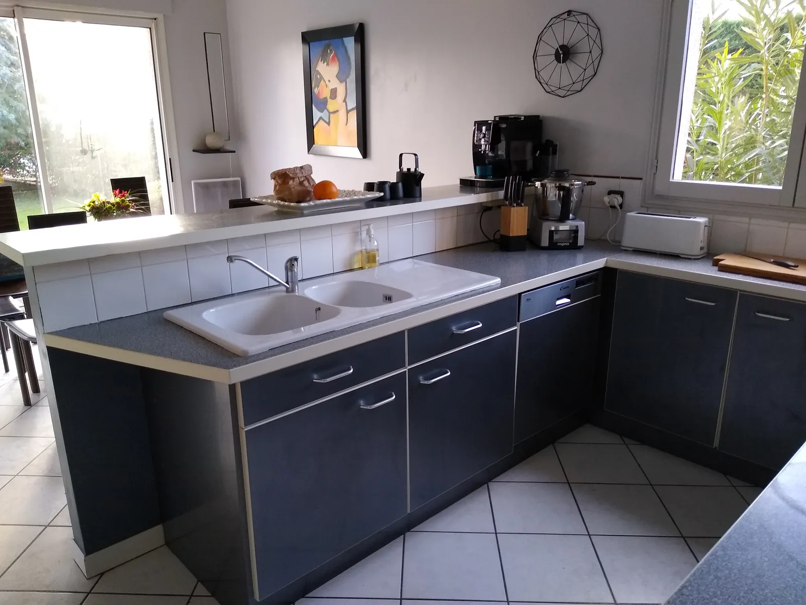 Cuisine avant rénovation par Héliovera, ancienne configuration