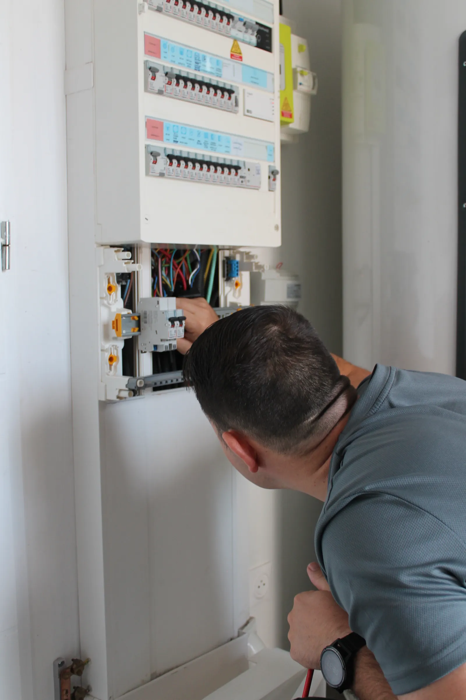 Installation et câblage d'un tableau électrique résidentiel