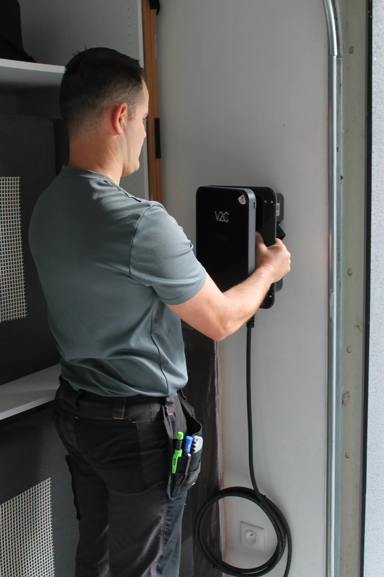 Borne de recharge murale installée par Héliovera