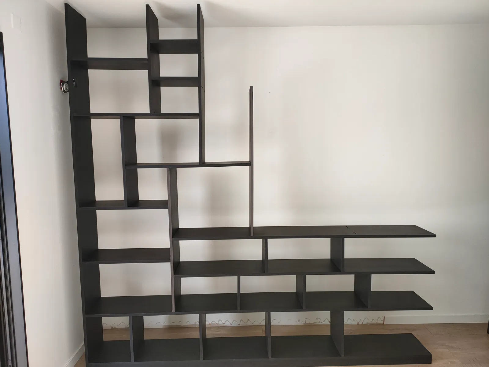 Montage d'une bibliothèque murale sur mesure par Héliovera