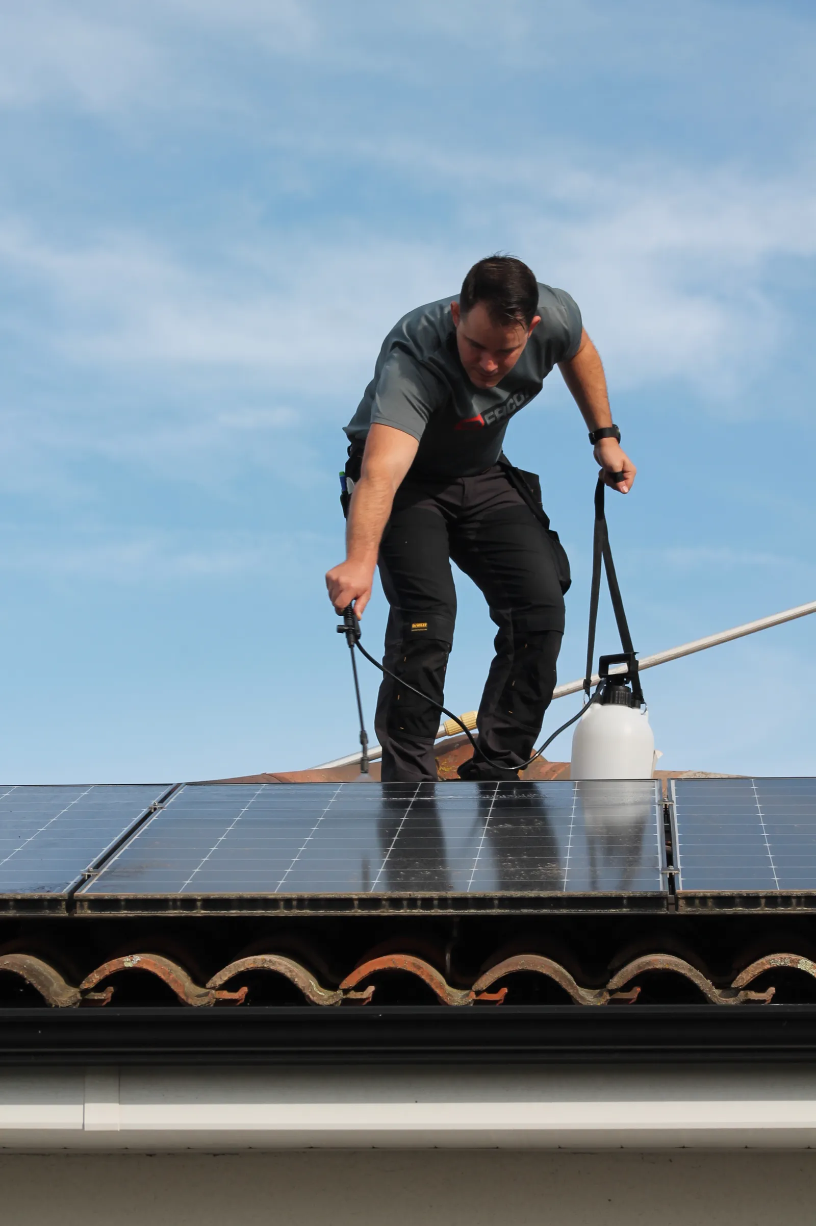 Panneaux solaires propres après entretien, rendement optimisé
