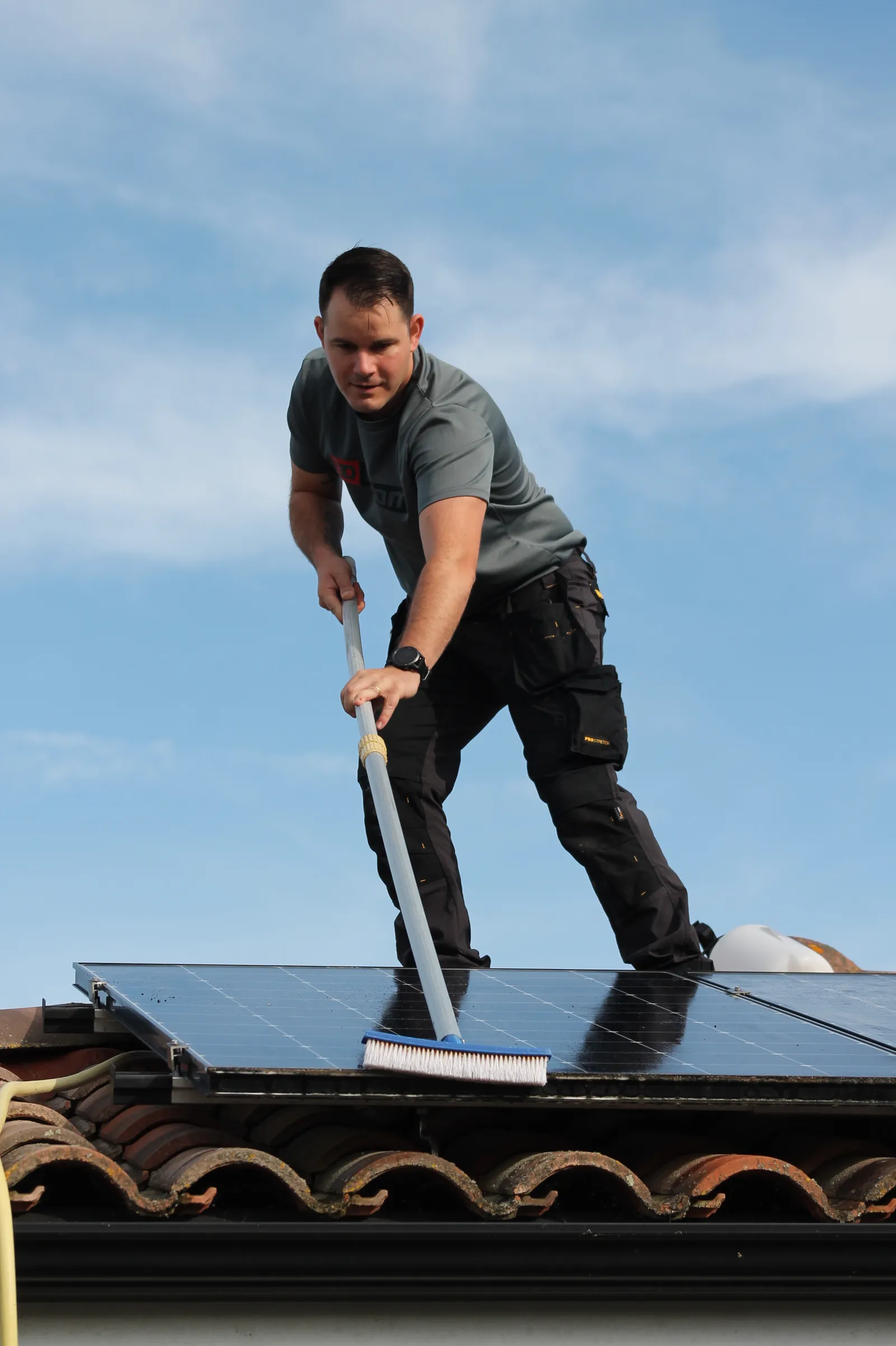 Nettoyage de champ photovoltaïque sur toiture de maison
