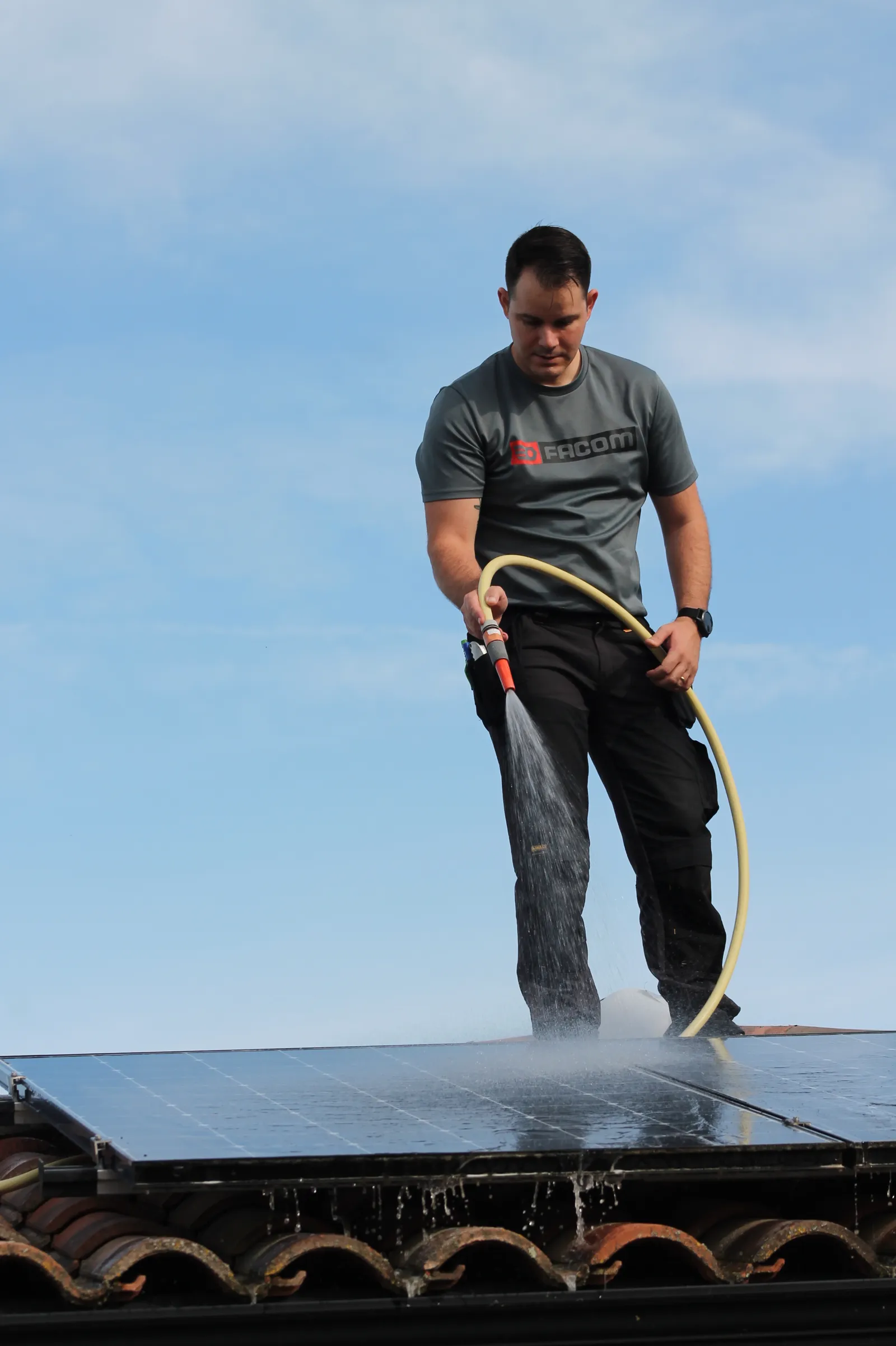 Rinçage de panneaux solaires après démoussage