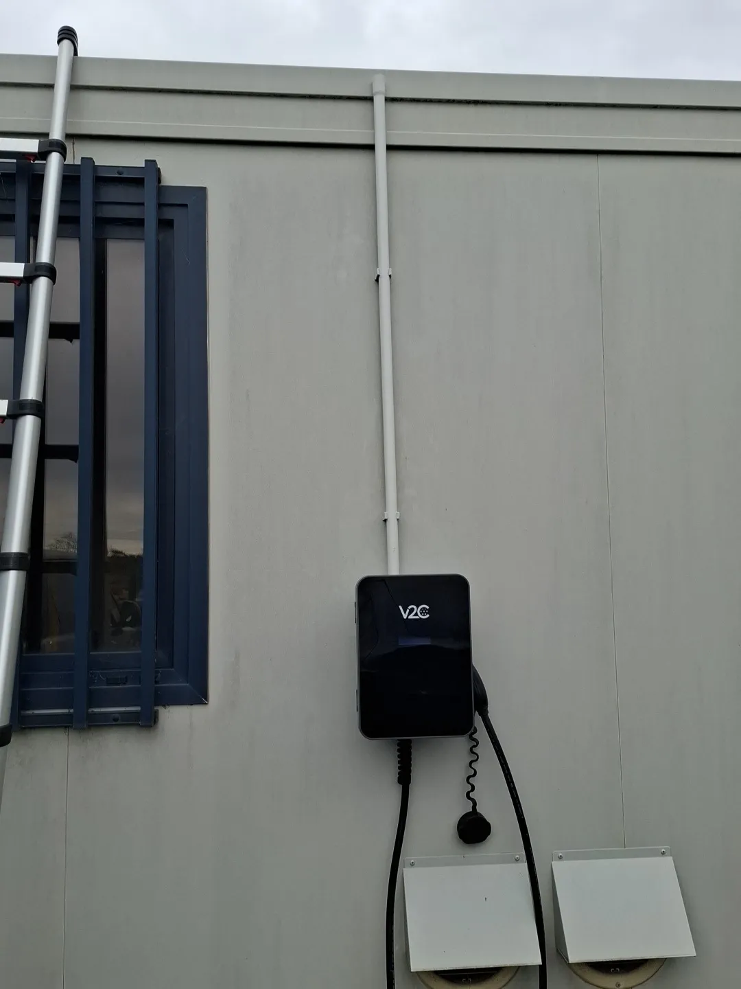 Pose d'une borne de recharge IRVE pour voiture électrique à Montrabé